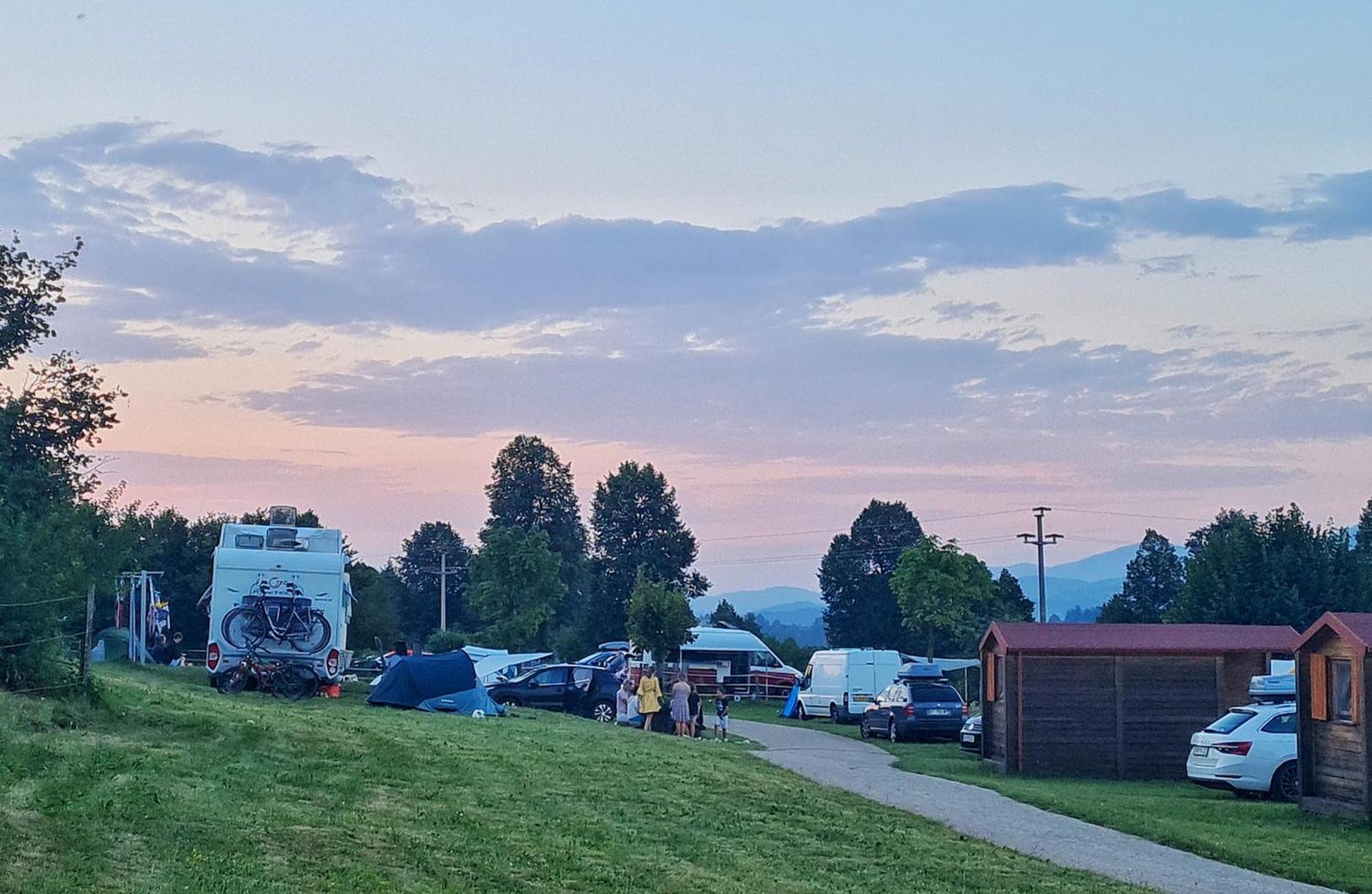 ホテル Camp The Sunrise Hill ピフカ エクステリア 写真